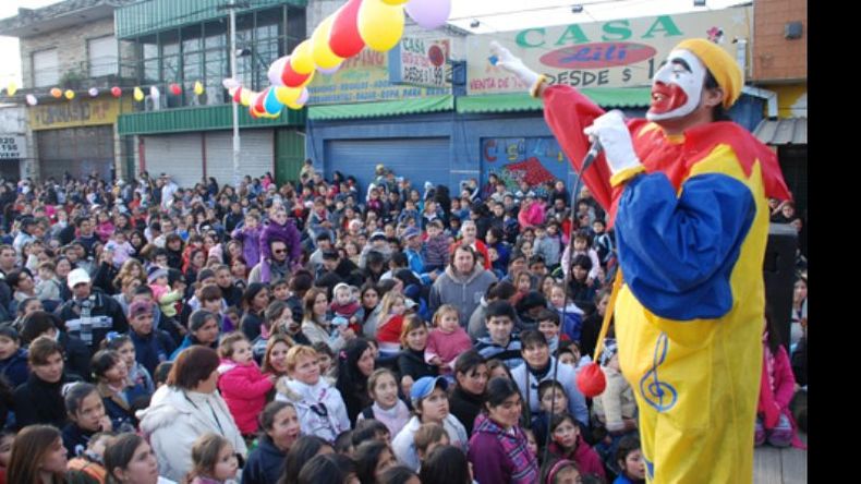 Cada año, la actividad reúne miles de chicos en la plaza del centro..
