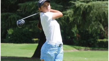 ESCOLTA. Gómez quedó a 1 golpe de la campeona, Maisie Filler..