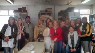 EQUIPO. Los docentes prepararon la feria del libro en Fátima..