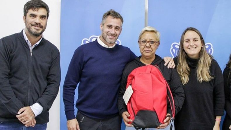 ÚTILES. Achával con una de las mujeres al lanzar el programa..