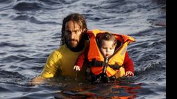 Héroe. El zelayense, salvando a un bebé en Grecia..
