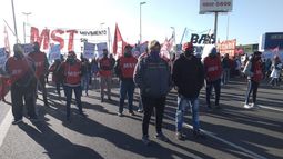 Manifestantes de Izquierda mantienen bloqueda la Panamericana a la altura del Km. 30 y en Puente Saavedra, donde el corte es parcial..