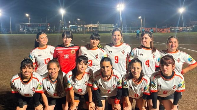 PUNTERAS. Las chicas de Manzanares lograron un triunfo clave en Zelaya.