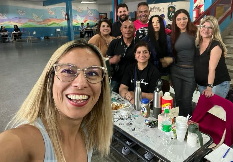 CRUCE. Cáceres, el domingo pasado, con fiscales Pro para La Libertad Avanza. &nbsp;