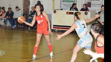 IMPARABLE. Echeverría estuvo sobremarcada pero igual fue determinante..