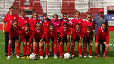 PASE. La Sub 14 de Muni Pilar sufrió para vencer por 2-1 a Racing..