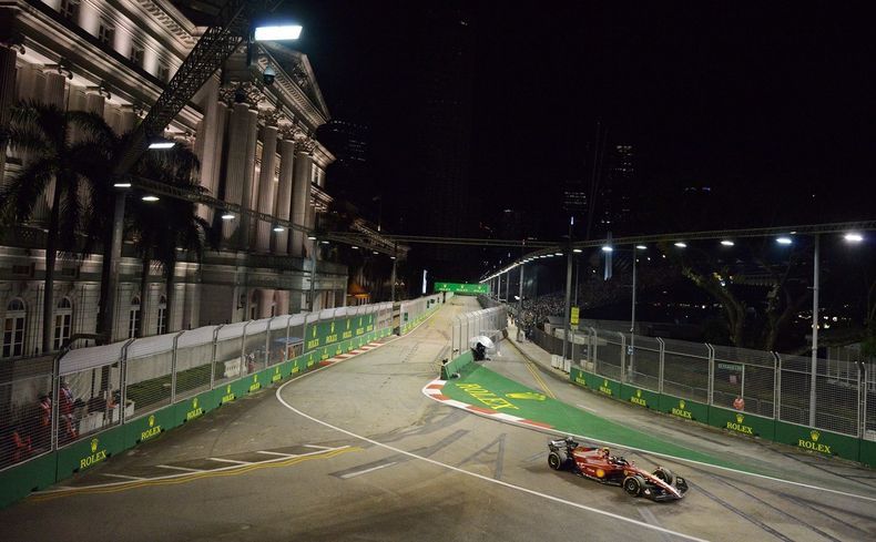 El espectacular ambiente nocturno del circuito. (EFE/TOM WHITE).jpg