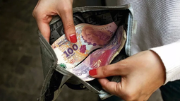 Un estudio reveló que desde fines de 2023 se perdieron más de 200 mil empleos privados formales y que el salario mínimo perdió casi 40% de poder adquisitivo. Un estudio reveló que desde fines de 2023 se perdieron más de 200 mil empleos privados formales y que el salario mínimo perdió casi 40% de poder adquisitivo.