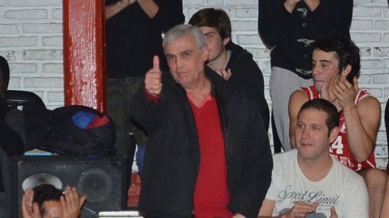 PULGAR ARRIBA. Oscar Marín y su agradecimiento al público, en uno de sus visitas a Sportivo.