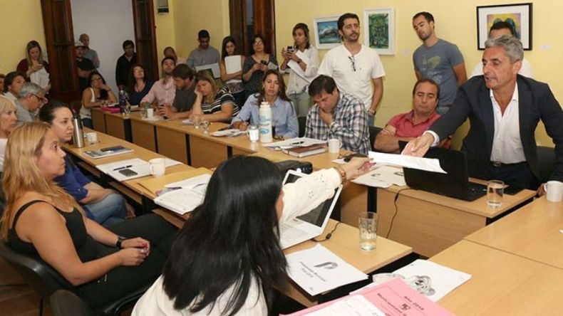 PAPELES. Los funcionarios municipales llevaron información al HCD..