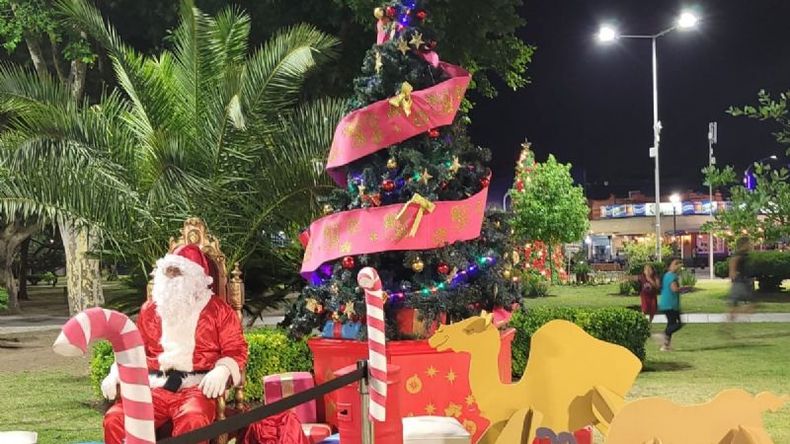 PAPÁ NOEL. Los chicos podrán sacarse fotos en la plaza..