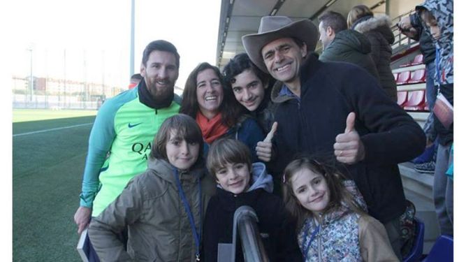 BUENA ONDA. Messi detuvo la práctica para sacarse fotos con los Zapp..