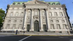 El Banco Nación eliminó una normativa que incluía a cargos políticos como beneficiarios de créditos hipotecarios tras el escándalo por préstamos millonarios. El Banco Nación eliminó una normativa que incluía a cargos políticos como beneficiarios de créditos hipotecarios tras el escándalo por préstamos millonarios.