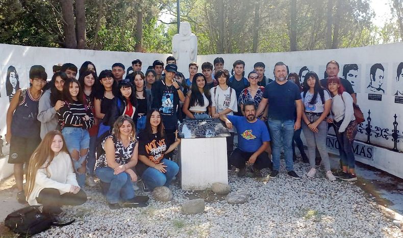Junto a estudiantes de laSecundaria N° 36, de Del Viso, realizamos una visita guiada por el Cenotafio deMalvinas y el sitio de la Masacre de Fátima. En este trayecto nos acompañaronel subsecretario de DDHH de Pilar, Fabián Pitronaci, y el docente y escritorFabián Domínguez. Pilar Turismo / @PilarTurismo. &nbsp;
