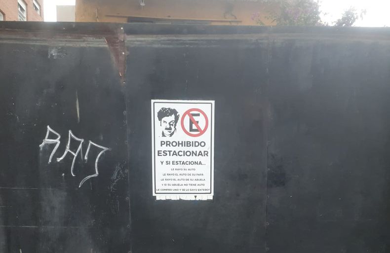Intimidante. Así luce este cartel en la calle Chacabuco, entre Bolívar y Lorenzo López, Pilar centro. Jorge.