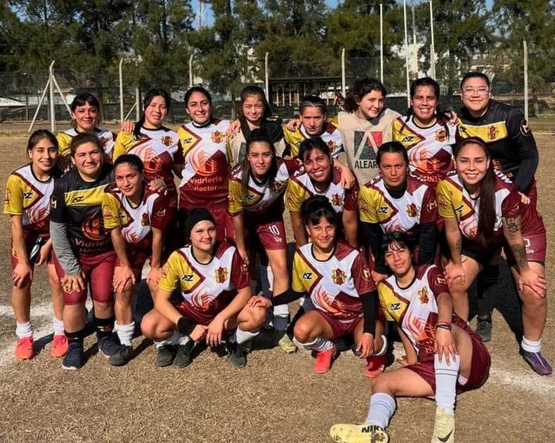 LÍDERES. Las chicas de Monterrey posan tras la victoria ante Somra que las sostiene en la cima del torneo.