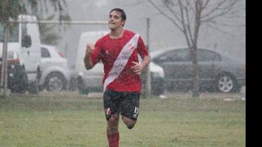 Federico Michelini festeja el empate del Rojo. El 2º tiempo se jugó bajo una lluvia torrencial..