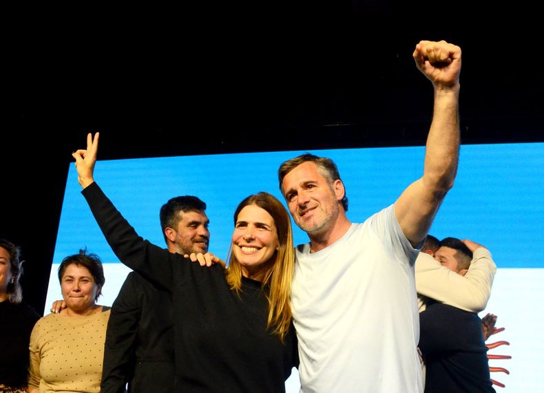 DEDOS EN V. Soledad Peralta y Federico Achával, esta noche, celebraron el triunfo electoral en Pilar.&nbsp;