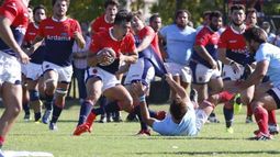 JUGAR. Tomás Cazaux habilita a Kleinschuster, autor de uno de los tries franceses..