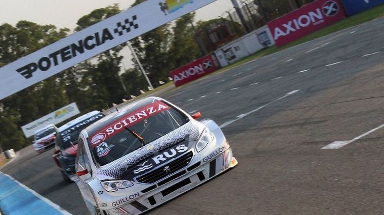 El 408 de Azar, en su paso por la recta principal del Gálvez..