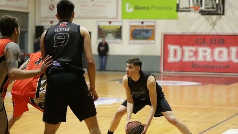 Derqui es finalista. En acción. Nehuén Alvite, una de las jóvenes figuras del Rojinegro. .