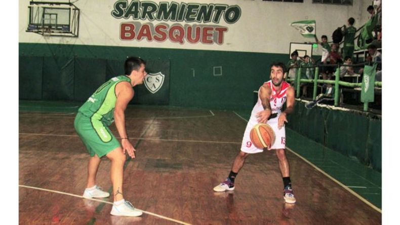 (LA DEMOCRACIA DE JUNÍN). POR TRES. Hasenauer, jugador clave en los tiros externos del Rancho..