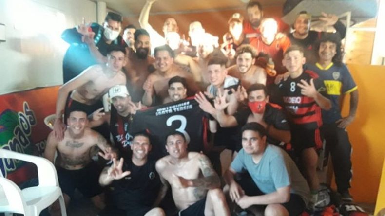 PELEA. Villa Rosa festeja en el vestuario una victoria..
