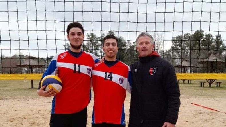 CAMPEONES. Agustín Harbin, Ramiro Aguilera y el profe Arturo Carey, tras ganar en Carmen de Areco..
