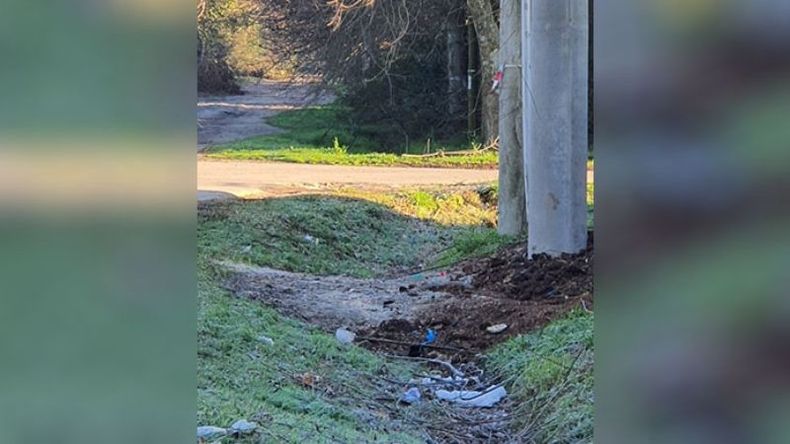 Desde el 12 de agosto venimos reclamando por la zanja que Edenor dejó tapada cuando cambió el transformador de la calle Leandro N. Alem y El Hornero, en La Lonja, y seguimos recibiendo respuestas que son una lavada de manos. Derechos de Usuarios / @derechosusuario..
