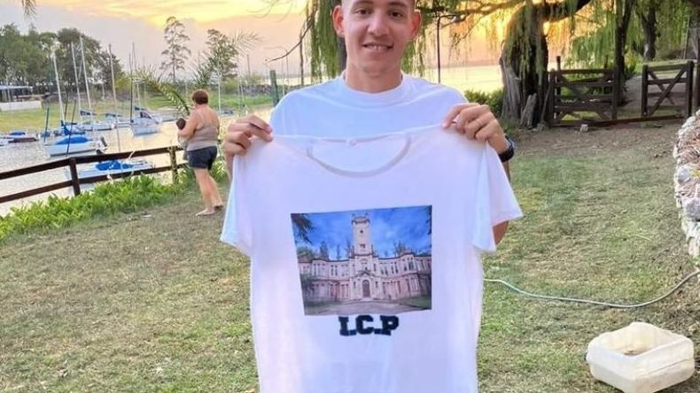 Nahuel Molina, en Embalse, con la remera del Instituto Pellegrini de Pilar. .