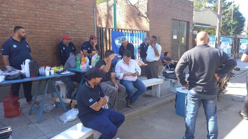 El Sindicato de Químicos protesta en la puerta de Atanor..