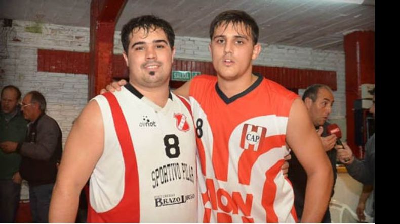 HERMANADOS. Los hermanos Gonzalo (Sportivo) y Federico Michelini (Atlético), defendieron los colores de sus equipos en el clásico de básquet de la semana pasada. Como corresponde, después del partido, posaron para el fotógrafo de El Diario..
