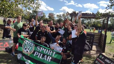 CAMPEONES. Los jugadores de Sport festejan la consagración con el trofeo..