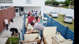 Camión. Mientras sigue el paro, ayer llegó mobiliario para la Secundaria 17 de Agustoni..