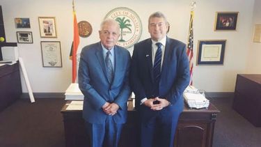 ENCUENTRO. D’Onofrio, con el alcalde Pedro Regalado..