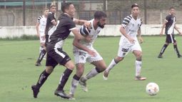 ES UNA LUCHA. Arricau pelea con un defensor. Esta vez no pudo marcar. (FOTO: PRENSA REAL PILAR)..