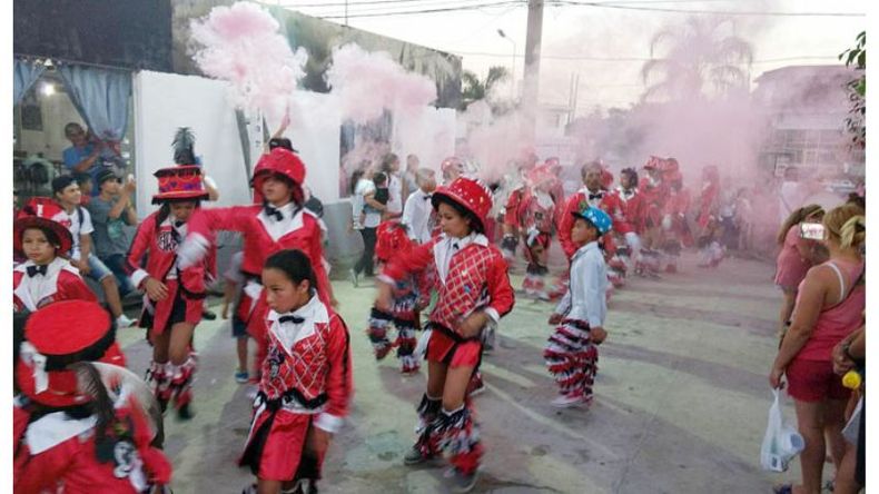 ALEGRÍA. Todos bailaron con la murga “Nuevo Estilo Tribarrial”..