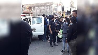 REVUELO. Días atrás se detuvo a un vendedor senegalés. .