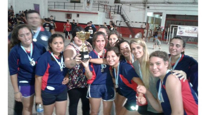 PREMIO. Las chicas de Muni fueron subcampeonas en la Liga de San Miguel..