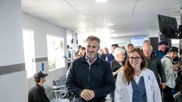 RECORRIDA. Junto a médicos y vecinos, Achával presentó las nuevas obras.