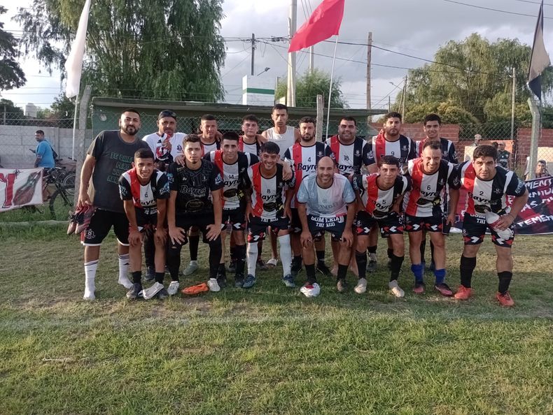 EQUIPO. Peruzzotti logró un triunfo clave en la cancha de Abrojal.