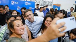 FOTO CON LOS VECINOS. Achával realizó el anuncio ante frentistas de los tres barrios.