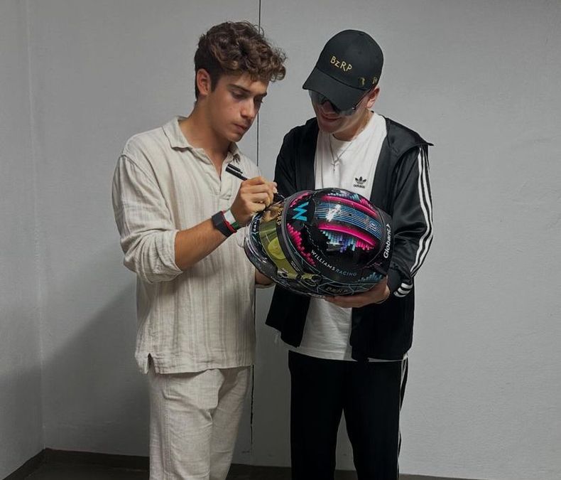 Franco Colapinto le regaló su casco favorito a su amigo Bizarrap.