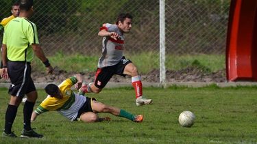 EL VUELO DE COBIÁN. El delantero de Atlético escapa de su marca..