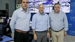 ENCUENTRO. Llega Piazzale (izquierda), se va Martínez. Los dos se reunieron hoy con Ducoté..