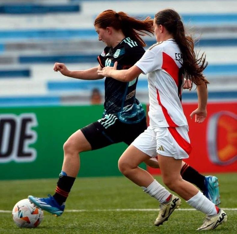 VELOCIDAD. Annika Paz comienza un ataque de Argentina.