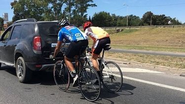 PEGADOS. Un automovilista fotografió a dos ciclistas circulando por Panamericana, “chupados” a un vehículo. .