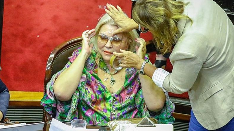 REPARACIÓN. El fotógrafo Rodrigo Néspolo capta el momento en que Campagnoli ayuda a Lilita con sus anteojos..