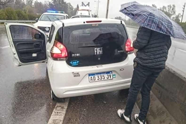 Luego de derrapar unos 50 metros, el auto tuvo que ser remolcado por una grúa.&nbsp;