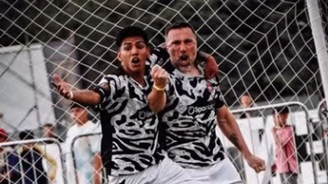 GRITO SAGRADO. Miguel Leiva festeja el gol del empate anotado por Mariano Pavone.